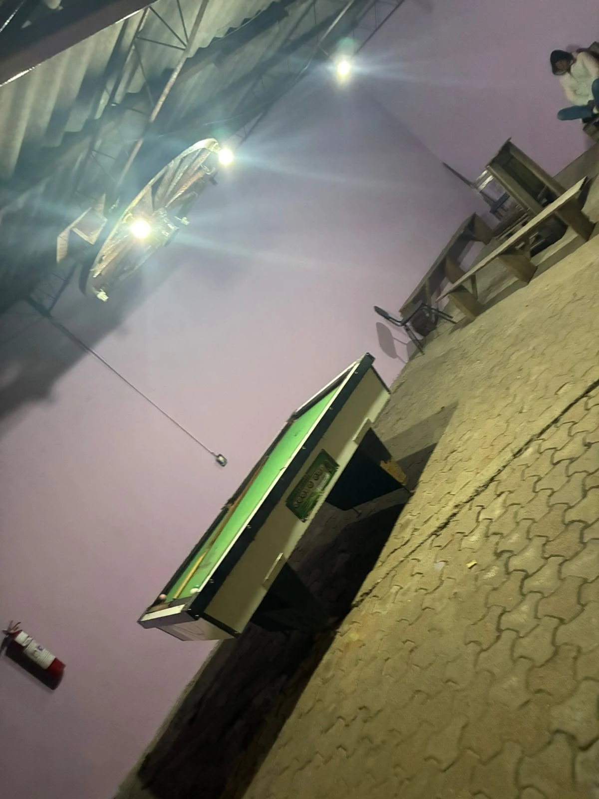 Sala com mesas da unidade feminina de Portão