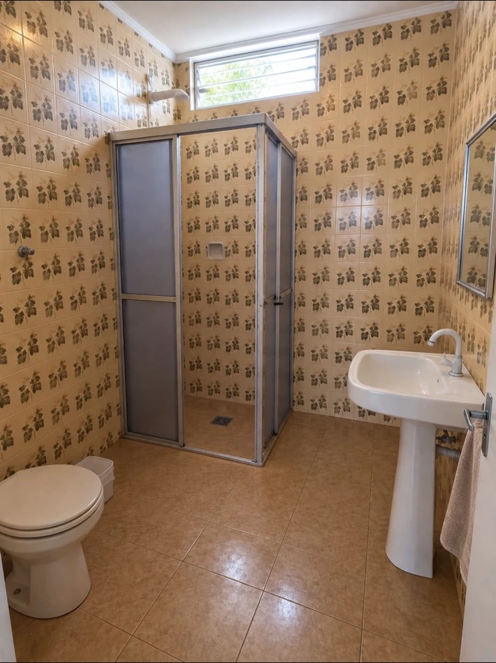 Banheiro com pia, vaso sanitário e box da unidade masculina